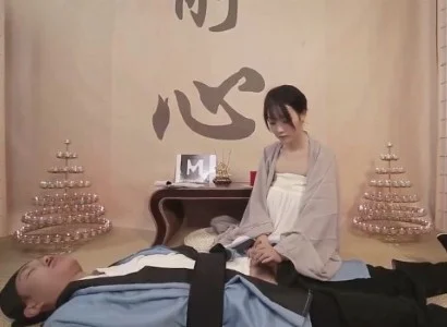 Cô nữ tu xinh đẹp chăm sóc vị đạo sĩ bị thương