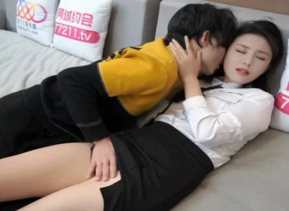 Cô gái văn phòng xinh phục vụ sếp ngầm vì tiền