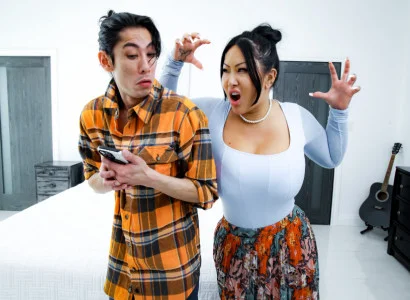 Con trai nọ đưa mẹ kế xăm trổ hàng múp tới đỉnh cao